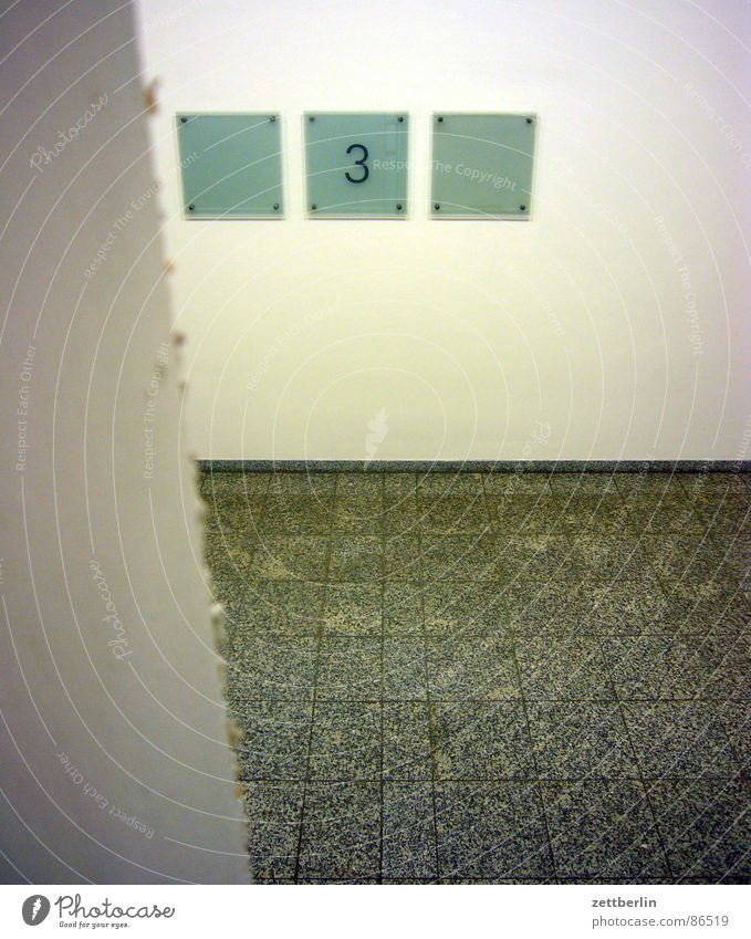 Treppenhaus Treppenabsatz Etage 3 Ziffern & Zahlen Beschriftung Orientierung Typographie Triumvirat Schriftzeichen Hinweisschild Detailaufnahme Flur