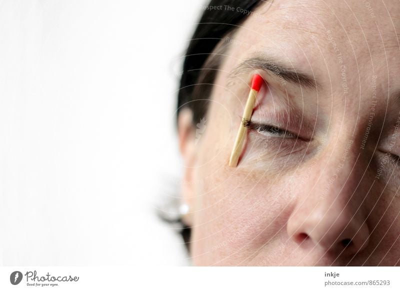 Nahaufnahme müdes halbgeschlossenes Auge mit Streichholz, um es offen zu halten Frau Erwachsene Leben Gesicht 1 Mensch 30-45 Jahre machen schlafen warten lustig
