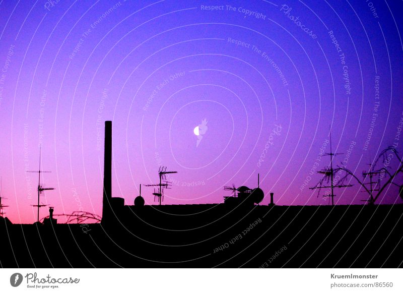 Der Siebte Himmel? Fensterblick Licht Morgen Mondschein Dach Fabrik Industrielandschaft Industriefotografie rot Roter Himmel Blauer Himmel Antenne schön