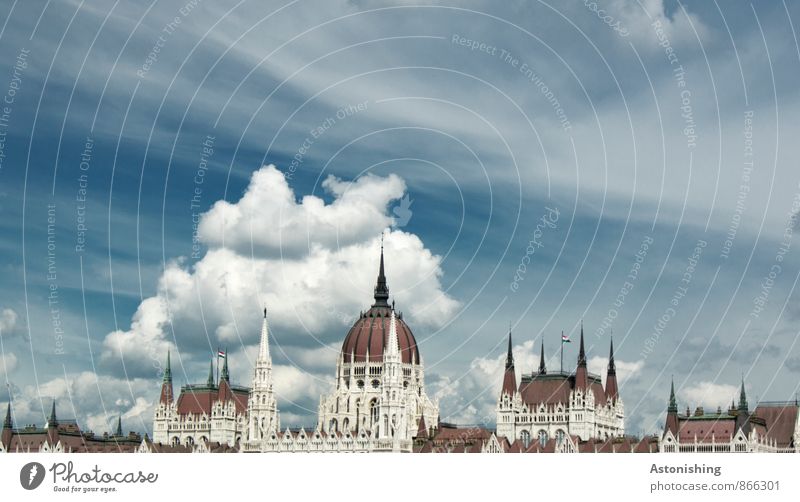 Parlament Budapest I Umwelt Luft Himmel Wolken Wetter Schönes Wetter Ungarn Stadt Hauptstadt Altstadt Menschenleer Haus Palast Bauwerk Gebäude Architektur Mauer