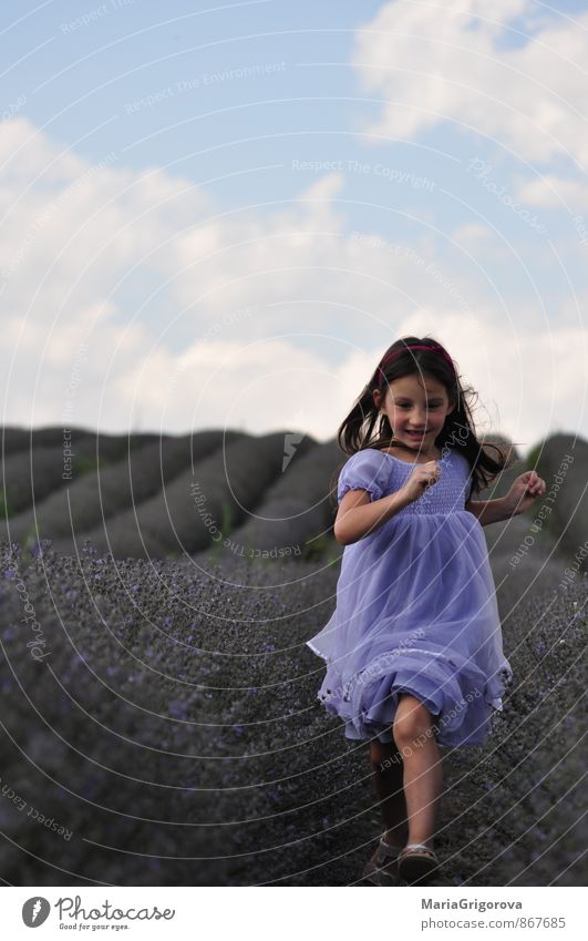 Kleines Mädchen auf einem Lavafeld Mensch Kind Körper 1 3-8 Jahre Kindheit Natur Landschaft Pflanze Sonne Sommer Feld Kleid brünett Bewegung genießen