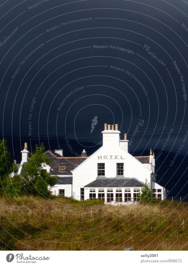 Wetterwechsel Gewitterwolken Sommer Klimawandel Schönes Wetter schlechtes Wetter Unwetter Wiese Schottland Menschenleer Haus Hotel leuchten