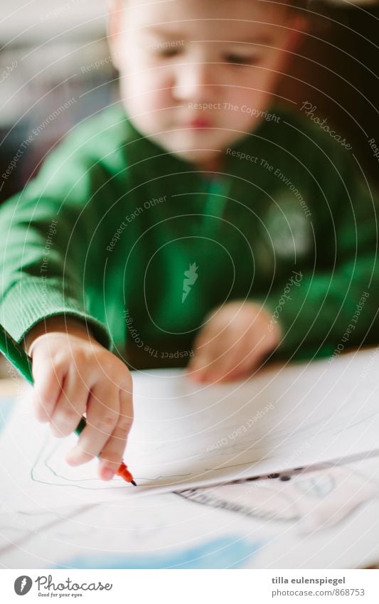 Rechtshänder Freizeit & Hobby maskulin Kind Junge 1 Mensch 3-8 Jahre Kindheit Maler Pullover machen zeichnen grün Kreativität konzentrisch Filter planen