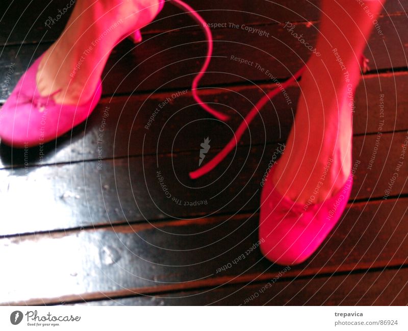 pink schuhe Damenschuhe entkleiden Parkett Schuhe Frau 2 Bekleidung Schlaufe rosa Licht Treppenabsatz pink shoes footgear legs Beine clothing femme Fuß vogue