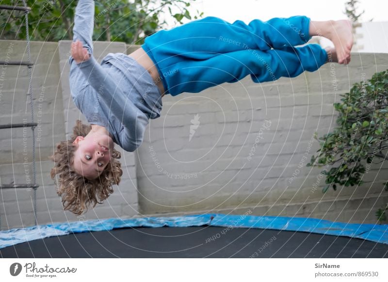 271 [Luftschraube] sportlich Freizeit & Hobby Spielen Trampolin Garten springen Turnen Kind Junge Kindheit Leben Mensch 8-13 Jahre Jugendkultur Spielplatz Mauer