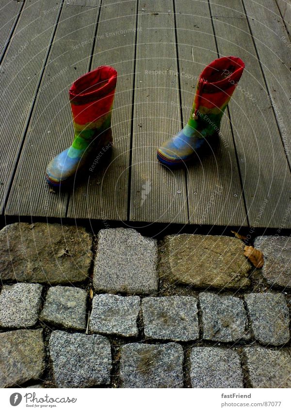 JahrmarktsTANZ Gummistiefel Terrasse Holz Regen prächtig Schuhe Veranda pflastern Regenbogen 2 Wasserfahrzeug Herbst Freude Steinmosaik Fuß rain rubber boot