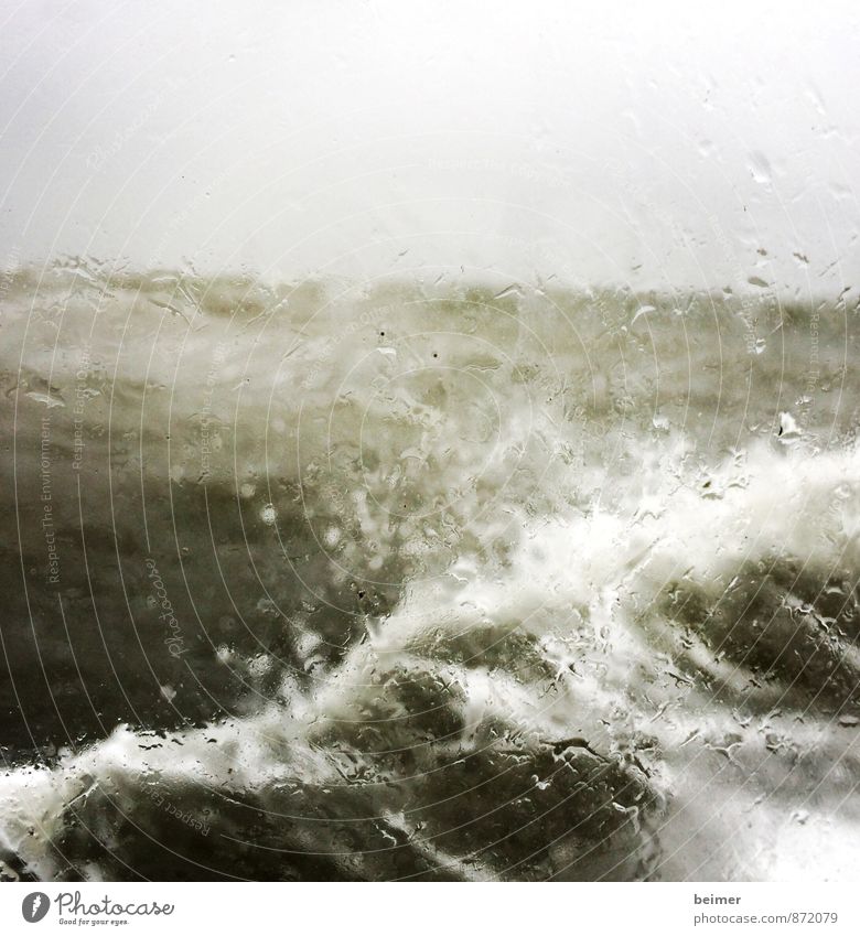 Sturm Natur Wasser schlechtes Wetter Unwetter Wind Regen Wellen Nordsee Meer bedrohlich nass grau grün schwarz weiß Kraft Angst Ärger Einsamkeit Schmerz Wut