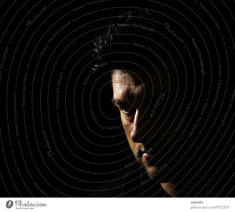 Schattendasein Mensch maskulin Junger Mann Jugendliche Erwachsene 1 30-45 Jahre Gefühle Schattenspiel Schattenseite schwarz Farbfoto Schwarzweißfoto