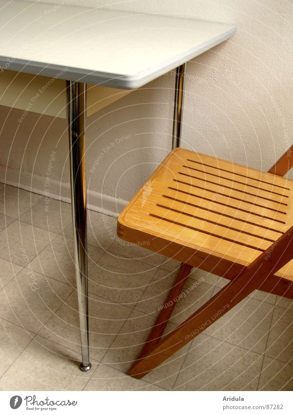 tisch + stuhl Tisch Küche leer puristisch Holz Strukturen & Formen unbenutzt Unbewohnt rein Möbel stilmix Stuhl sitzen Campingstuhl Bodenbelag karg