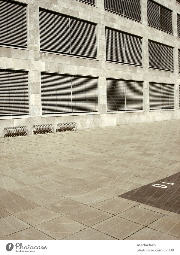 EMMA - ICH WILL BLÜMCHENSEX *HICKS* unpersönlich Schalterhalle Plattenbau grau kalt Block Beton anonym schäbig Einsamkeit Gebäude Eingang Haus Frankfurt am Main