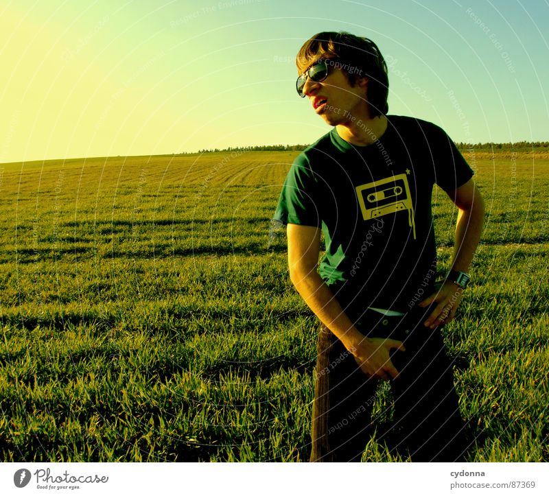 EI-CATCHER I Wiese Gras grün Stil Sonnenuntergang Körperhaltung Halm Musikkassette Sonnenbrille Pornographie Verhalten Gefühle Mensch Freude Natur Landschaft