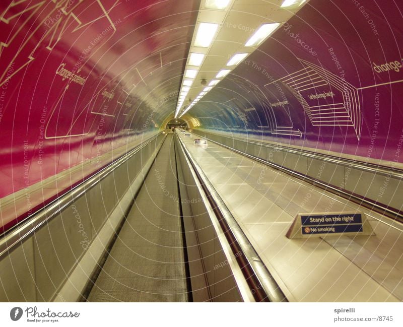 Travolator London Tunnel Werbung rosa Rolltreppe U-Bahn London Underground leer Architektur Waterloo Sation Walkway Escalator Fahr Webung Violet Geländer