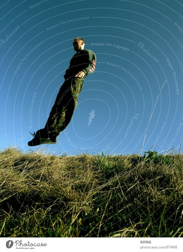 windschief Rückenlage springen Horizont Wiese himmelblau diagonal Geschwindigkeit grün hüpfen Neigung Gras Freude Mann Spielen falling like a bird fliegen