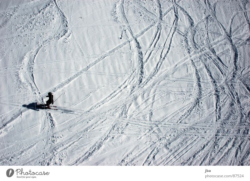 nicht mehr frisch ll Vogelperspektive Neuschnee Pulverschnee Kraft Skifahrer Skifahren Wintersport Teifschnee Schnee Spuren Kurve Linie Schatten Wellenlinie