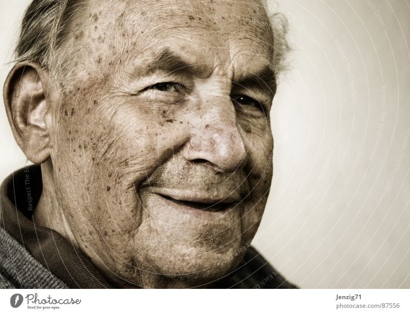 Großvater. Senior Ruhestand zurückziehen alt alter Mensch im Alter im hohen Alter Gerontologie Männlicher Senior sehr alt lachen in den ruhestand treten