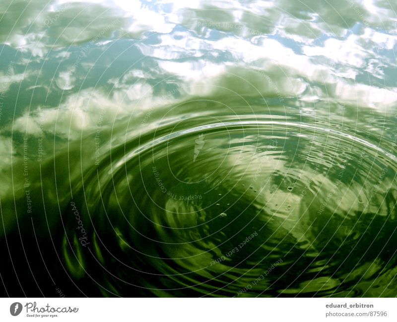 Hui....Wasser Farbfoto Außenaufnahme Menschenleer Reflexion & Spiegelung Wellen Umwelt Natur Himmel Wolken See Fluss grün Spiegelbild Wasserstand gießen
