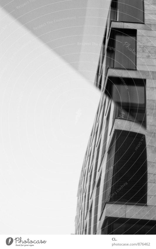 knick in der optik Himmel Stadt Hochhaus Gebäude Architektur Fassade Fenster Glasfassade Spiegel eckig trist Schwarzweißfoto Außenaufnahme Menschenleer Tag