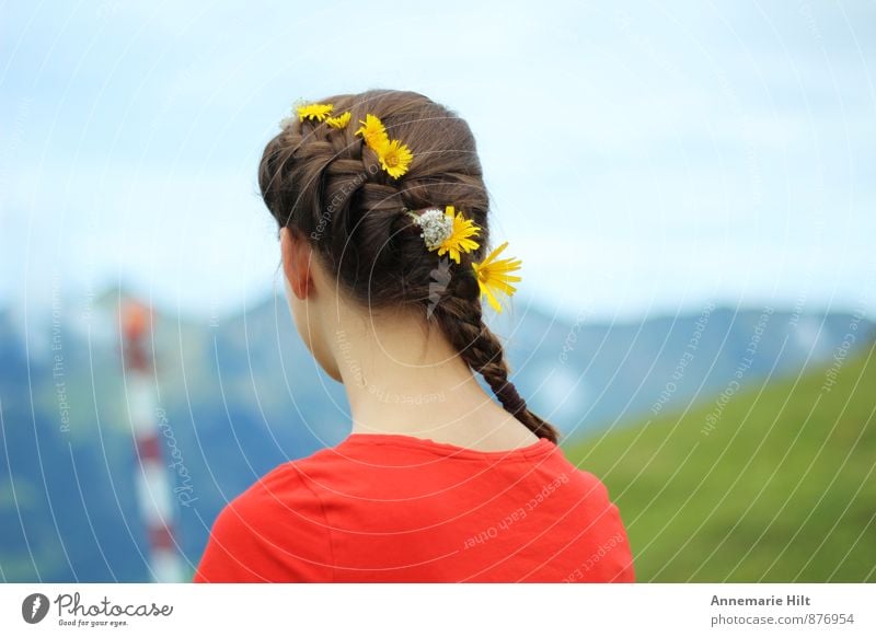 Heidi sportlich Fitness Ausflug Berge u. Gebirge wandern Mensch feminin Mädchen 1 8-13 Jahre Kind Kindheit brünett Zopf schön Blumenkranz Flechtezopf rot gelb