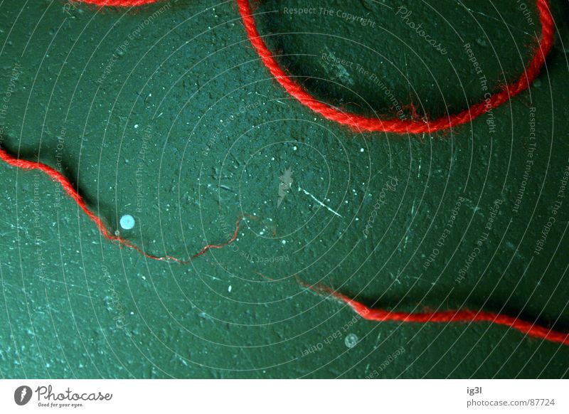 der rote faden 2.0 Leitfaden Seil verloren zuletzt kaputt vernichten Schlag verteilt chaotisch schwarz grün unaufmerksam Desaster Konzentration bad luck red