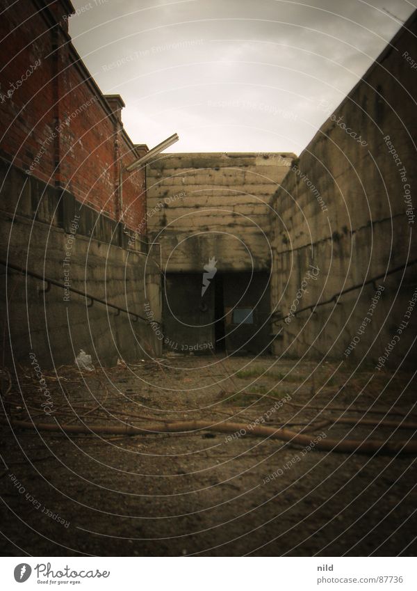 Der Geheimgang I Katakomben geheimnisvoll Eingang Zugang mystisch dunkel Rampe Mauer Angst abwärts Durchgang abgelegen Portal Angsthase verfallen Panik Tunnel