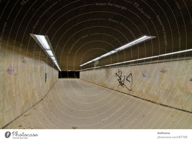 Lichtzauber II Tunnel Fahrradweg unheimlich gehen bedrohlich geheimnisvoll Einsamkeit Lichtstimmung gefährlich Graffiti Wandmalereien Unterführung Bürgersteig