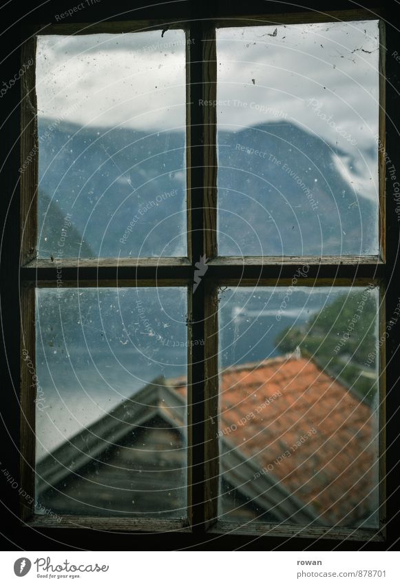 aussicht Häusliches Leben Wohnung Haus Landschaft Berge u. Gebirge Fjord Fenster Blick Fensterblick Aussicht Norwegen alt Altbau Hütte Hüttenferien Glas