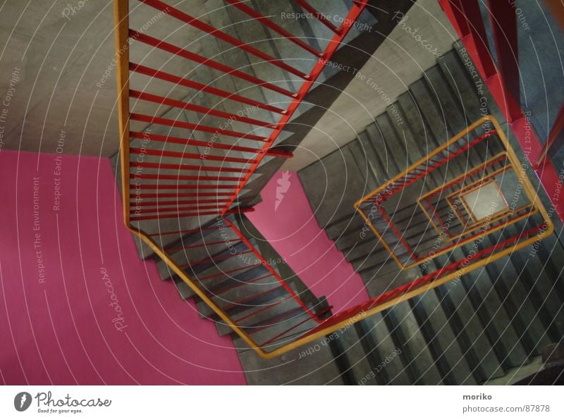 Treppchen rauf, Treppchen runter,... Treppenhaus rot rosa grau braun Holz Treppengeländer Rechteck aufsteigen Klettern besteigen Abstieg Spirale Schwindelgefühl