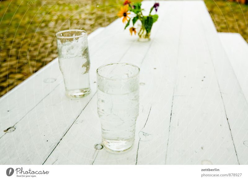 Verregnete Party Ernährung Getränk Erfrischungsgetränk Trinkwasser Glas Lifestyle Häusliches Leben Tisch Veranstaltung Feste & Feiern Jahrmarkt Sommer Klima