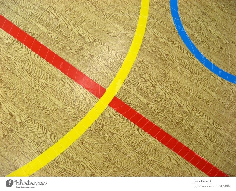 Linien auf Holzimitat, RGB kreuzen Spielfeld Treffpunkt gebraucht Linienstärke Kurve Anordnung Bogen DDR PVC Holzimintat Detailaufnahme abstrakt