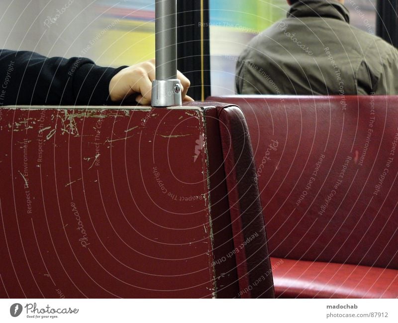 NEW CAMERA offen Öffentlich Fenster Verkehrsmittel U-Bahn Frankfurt am Main Gast Hand Passagier Mensch maskulin fahren Leder rot Jacke Station Voyeurismus