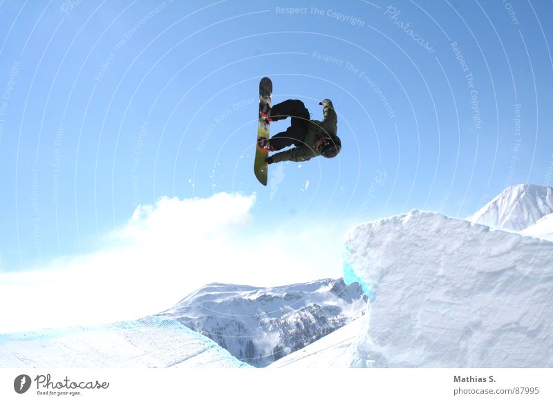 Rodeo Salto springen Snowboard Österreich Rückwärtssalto Wolken Österreicher Stil Außenaufnahme Wintersport Freizeit & Hobby Freestyle extrem Luft Trick Resort