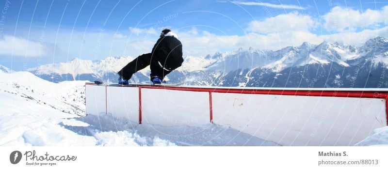 Straightbox Tailslide Snowboard Österreich Wolken Österreicher Stil Außenaufnahme Wintersport Freizeit & Hobby Freestyle extrem Luft Trick Resort Snowboarder