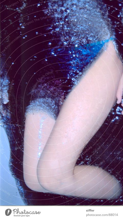 Tiefe Wasser schwarz Bikini tief Badewanne Blubbern Schutzschicht tauchen kalt transpirieren Trauer Verzweiflung blau gehen verstecken Junge Frau