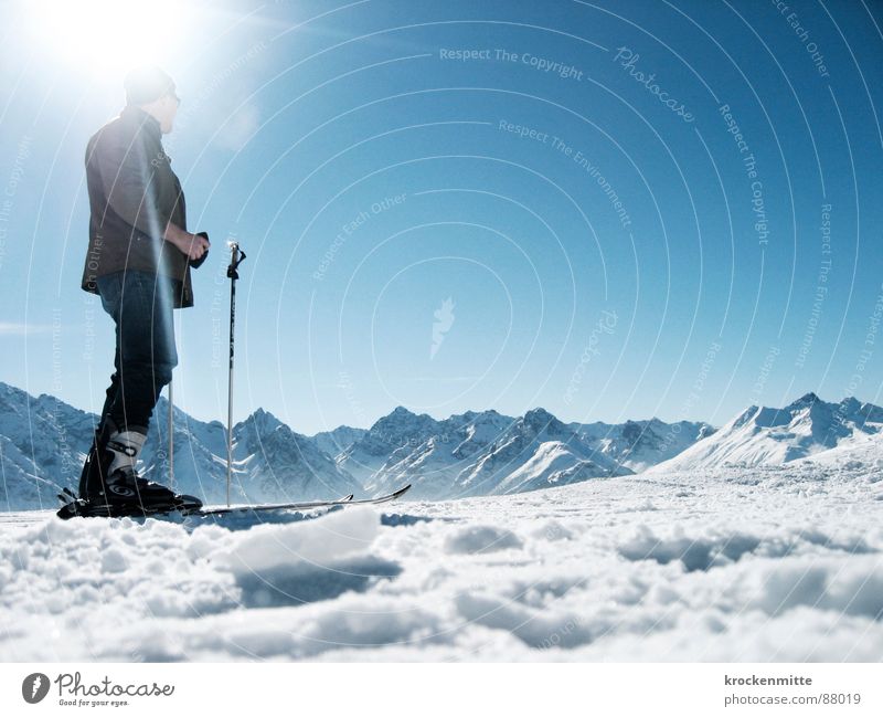 Am Gipfel der Vorfreude Skistöcke startbereit Bergkette Engadin Schweiz Skifahren Wintersport Schneedecke Sonnenstrahlen alpin Gegenlicht Skifahrer Schneeflocke