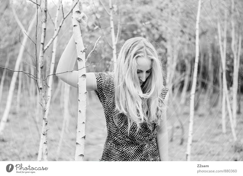SAD Lifestyle elegant Stil schön feminin Junge Frau Jugendliche 18-30 Jahre Erwachsene Umwelt Natur Landschaft Baum Sträucher Wiese Mode Kleid blond langhaarig