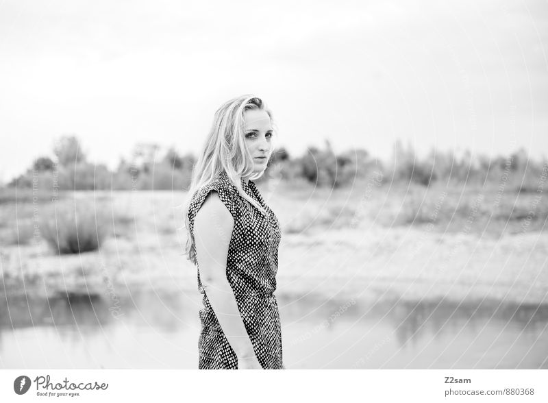 Fall 2014 elegant Stil schön feminin Junge Frau Jugendliche 18-30 Jahre Erwachsene Umwelt Natur Landschaft Herbst Sträucher Seeufer Flussufer Mode Kleid blond