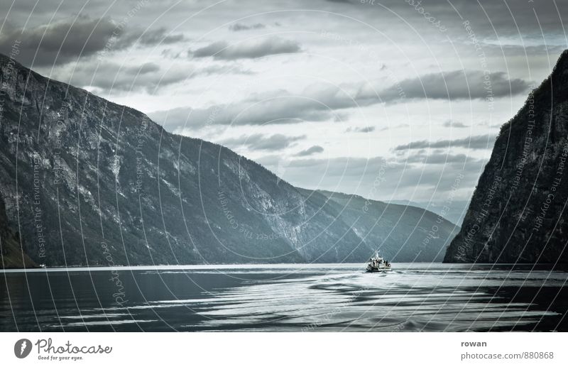 fjord Umwelt Natur Landschaft Wasser Hügel Felsen Berge u. Gebirge Wellen Küste Bucht Fjord Schifffahrt Kreuzfahrt Bootsfahrt Passagierschiff Fähre kalt grau
