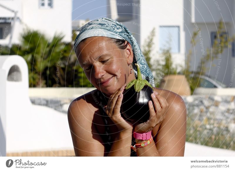 Glückliche lächelnde Frau im Urlaub in Griechenland mit Aubergine in der Hand Lebensmittel Gemüse Essen Bioprodukte Vegetarische Ernährung schön