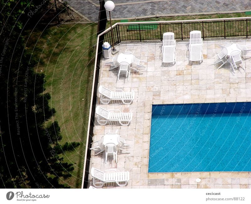 pool Sommer Quadrat Tanzfläche zyan water swiming pool fresh sun chairs trees garder stone grass