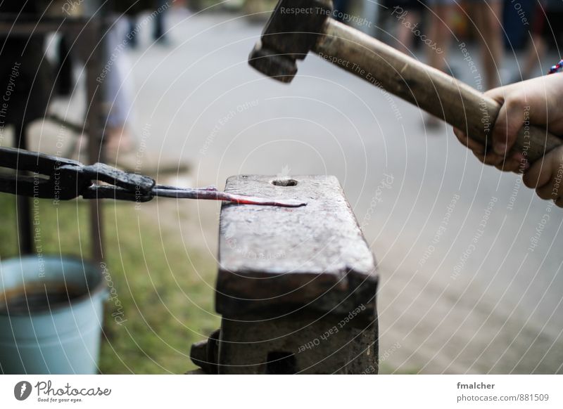 Mr Smith Schmied Handwerk Hammer Amboss Metall stark Kraft Tatkraft glühend Farbfoto Gedeckte Farben Nahaufnahme Schwache Tiefenschärfe