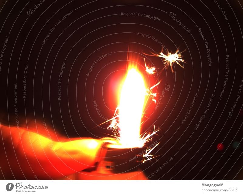 Hast du mal Feuer ? Feuerzeug Licht Daumen Physik Langzeitbelichtung Flamme Funken Wärme Brand