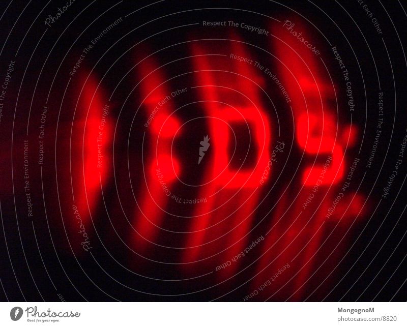 1:05 Uhr Wecker Digitaluhr rot Nacht Licht Ziffern & Zahlen Elektrisches Gerät Technik & Technologie Anzeige