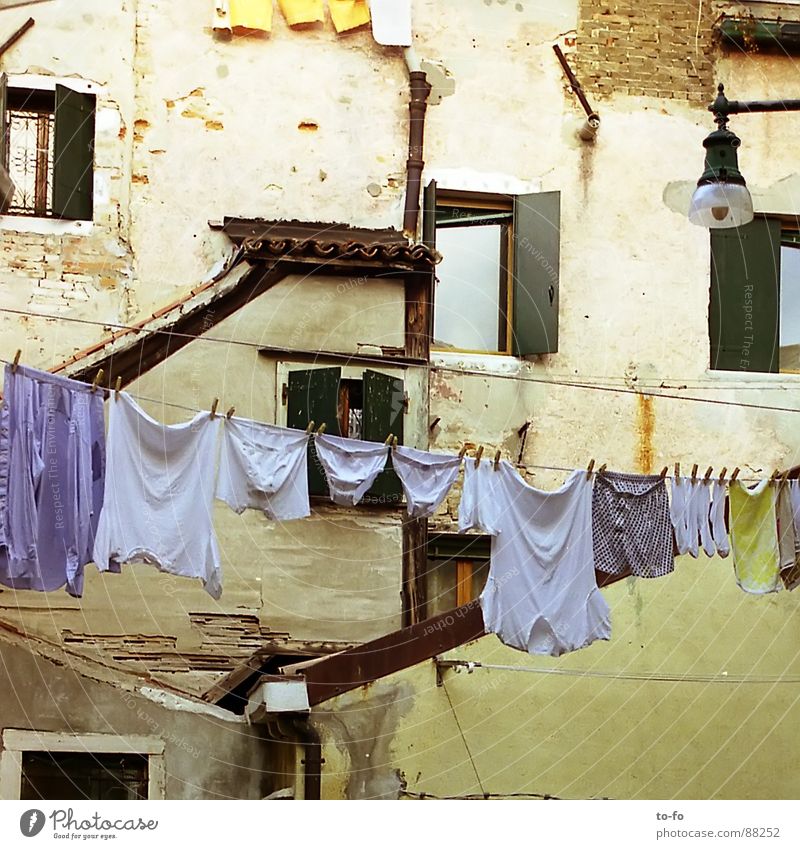 Wäsche Wäscheleine Italien Süden Ferien & Urlaub & Reisen Waschtag Fassade Stadt Fenster eng Ecke Haushalt verwinkelt