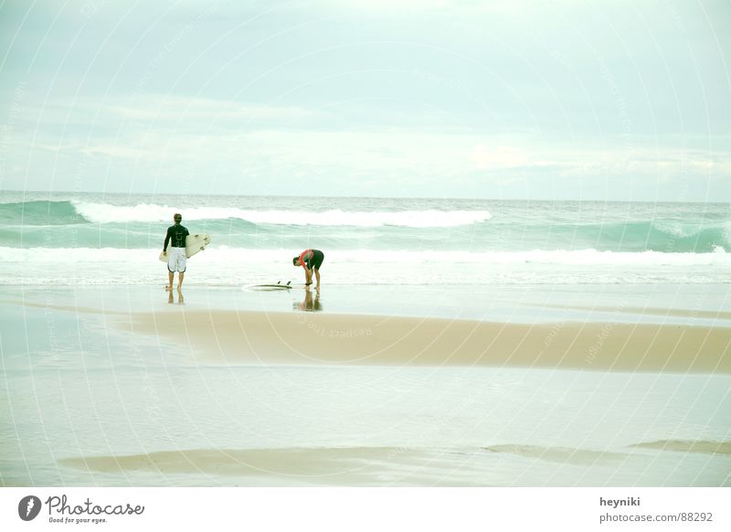 morgens am meer Meer Surfer Strand Wellen grün frisch Sandbank kalt Surfbrett Wassersport blau Morgen hell Surfen