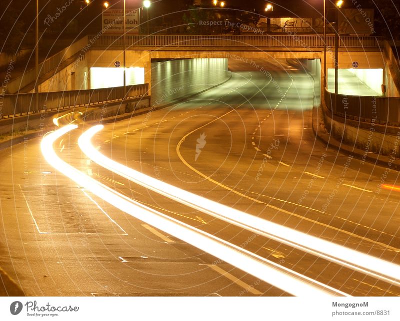 Spurwechsel Tunnel Nacht Licht Geschwindigkeit Fahrbahn Langzeitbelichtung Brücke Straße
