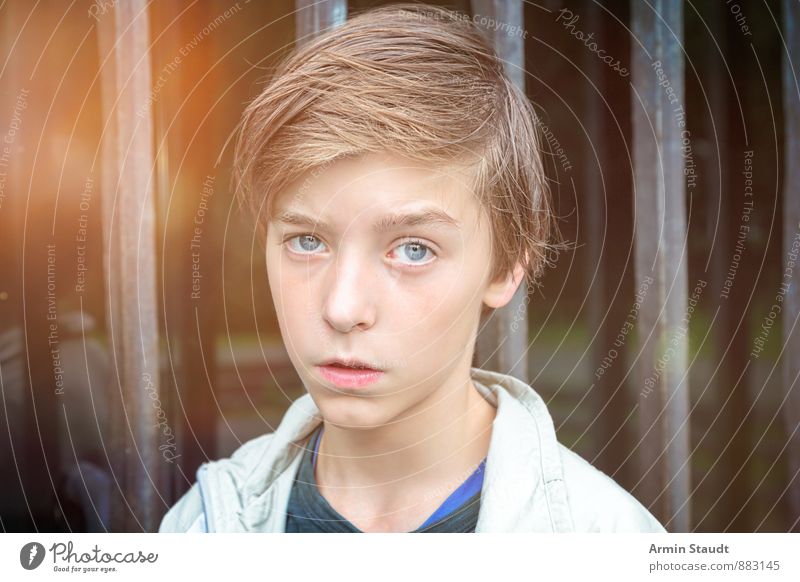 Porträt vor Gittern Lifestyle Mensch maskulin Jugendliche Kopf 1 13-18 Jahre Kind Tür Fensterscheibe brünett Glas authentisch Coolness schön einzigartig trist