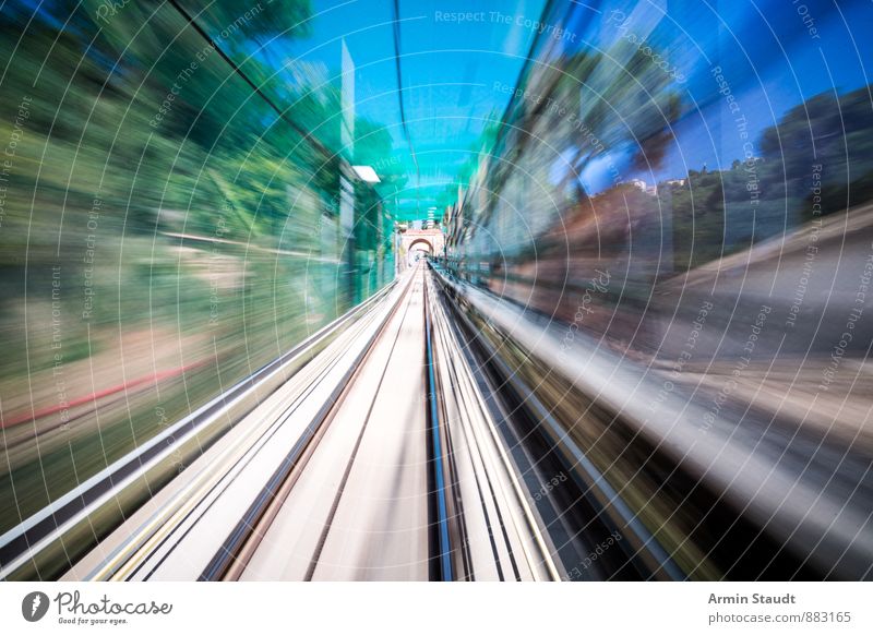 Mission Impossible Barcelona Verkehrsmittel Personenverkehr Bahnfahren Schienenverkehr Eisenbahn Gleise Ferne Geschwindigkeit Stadt blau grün Stimmung Euphorie