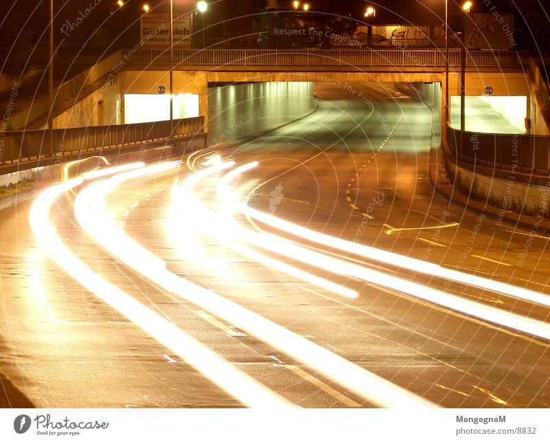 Autotunnel bei Nacht Tunnel Licht Geschwindigkeit Fahrbahn Langzeitbelichtung Brücke Straße