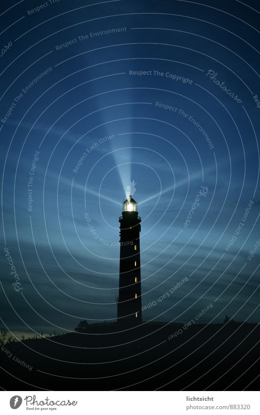 Nachtlicht Landschaft Himmel Nachthimmel Horizont Küste Nordsee Meer Insel Leuchtturm Sehenswürdigkeit Wahrzeichen Schifffahrt leuchten blau strahlenförmig