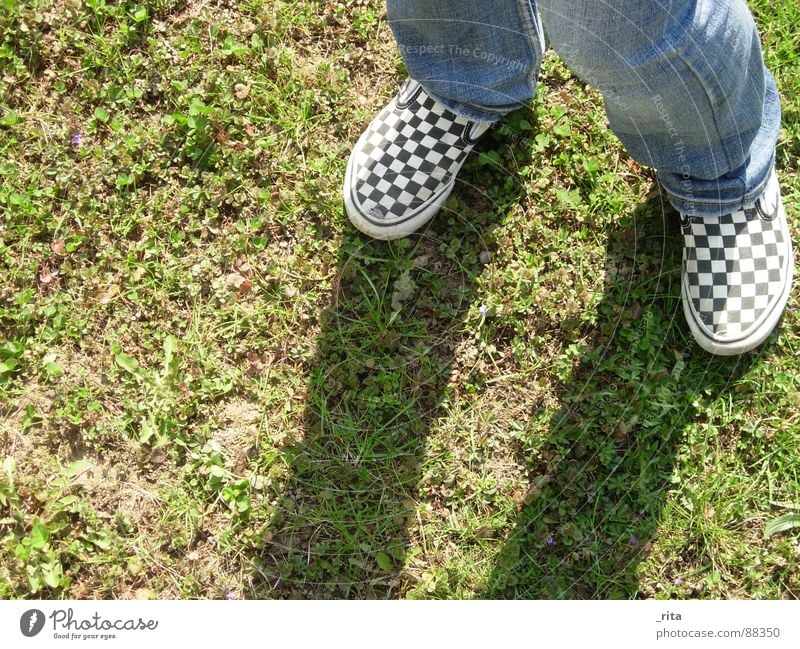 Schattenspiele Lieferwagen Gras Schuhe kariert grün braun Wiese Freizeit & Hobby Spielen Herbst Fuß Jeanshose Erde Bodenbelag dreckig Beine blau
